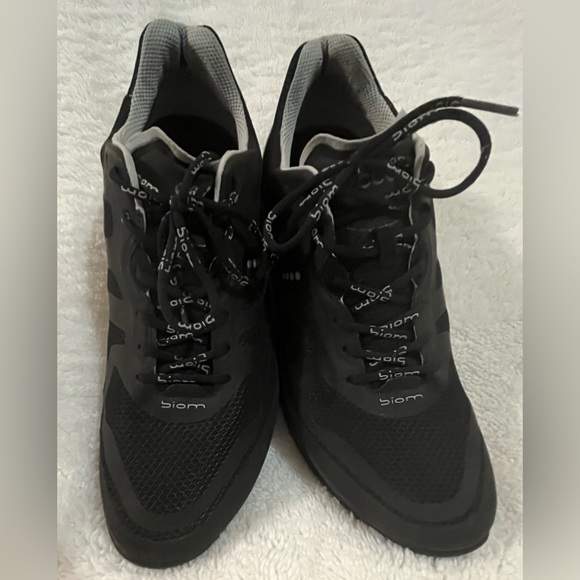 Ecco Men’s US10 EU44 black sneaker. Almost new and in very good condition.Thanks - Picture 2 of 4